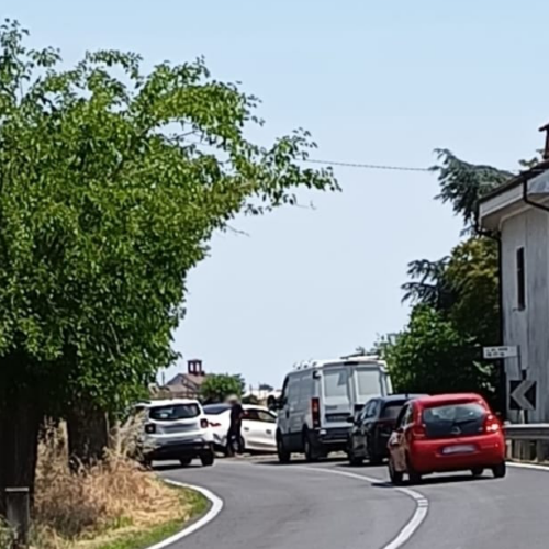 Auto fuori strada a Lobbi: traffico rallentato
