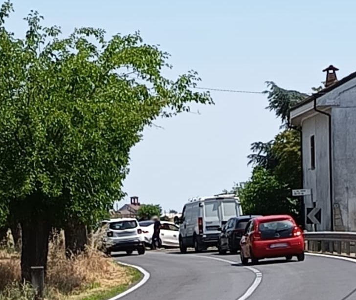 Auto fuori strada a Lobbi: traffico rallentato