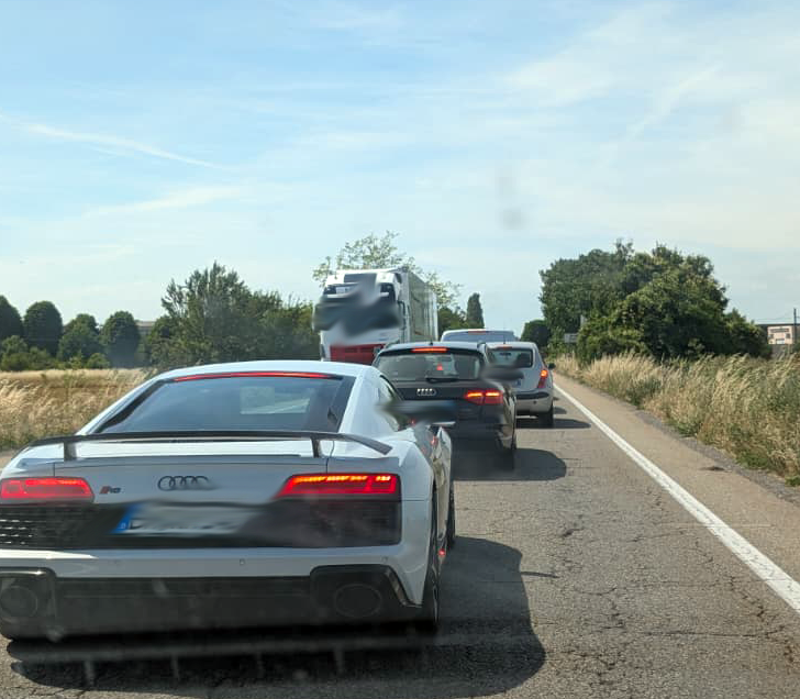 Auto in fiamme vicino al cimitero di Spinetta: incendio spento ma traffico a rilento