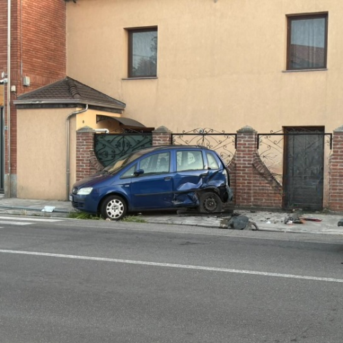 Incidente in via Genova a Spinetta: in fuga una delle due auto coinvolte