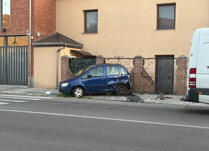Incidente in via Genova a Spinetta: in fuga una delle due auto coinvolte