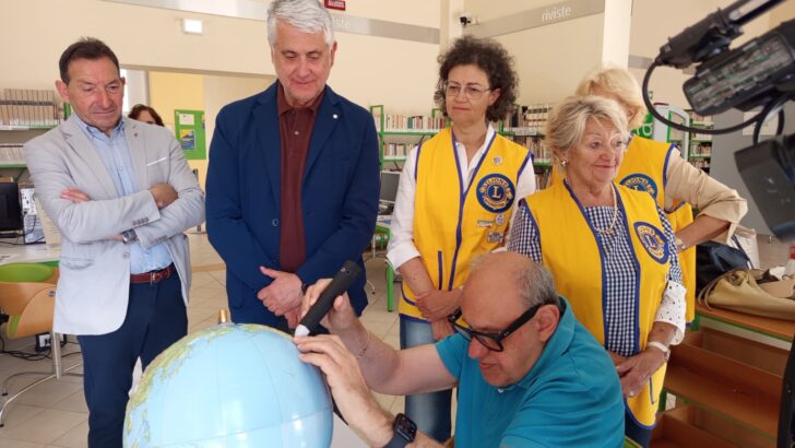 Un mappamondo tattile per rendere la conoscenza accessibile a tutti: il dono dei Lions alla Biblioteca Civica di Alessandria