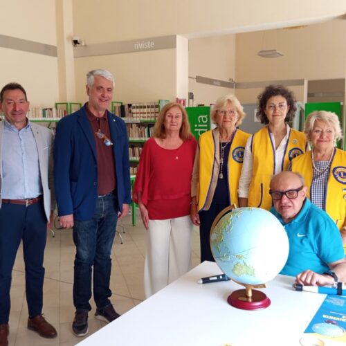 Un mappamondo tattile per rendere la conoscenza accessibile a tutti: il dono dei Lions alla Biblioteca Civica di Alessandria