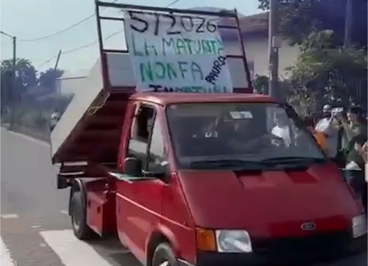 Fumogeni, trattori e clacson per l’ultimo giorno dei maturandi dell’Agrario di Rosignano