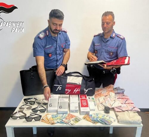 In auto con 7 mila euro di merce rubata, tra smartphone, occhiali e vestiti firmati: denunciate a Vigevano