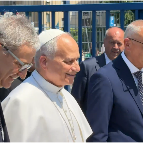 Papa arrivato a Pavia: la prima tappa al Cnao tra palloncini bianchi e personale sanitario alle finestre