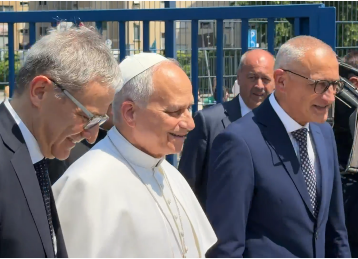 Papa arrivato a Pavia: la prima tappa al Cnao tra palloncini bianchi e personale sanitario alle finestre