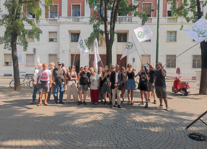 “La salute vale più del profitto”: i cittadini di Spinetta davanti al Tribunale durante il processo ex Solvay