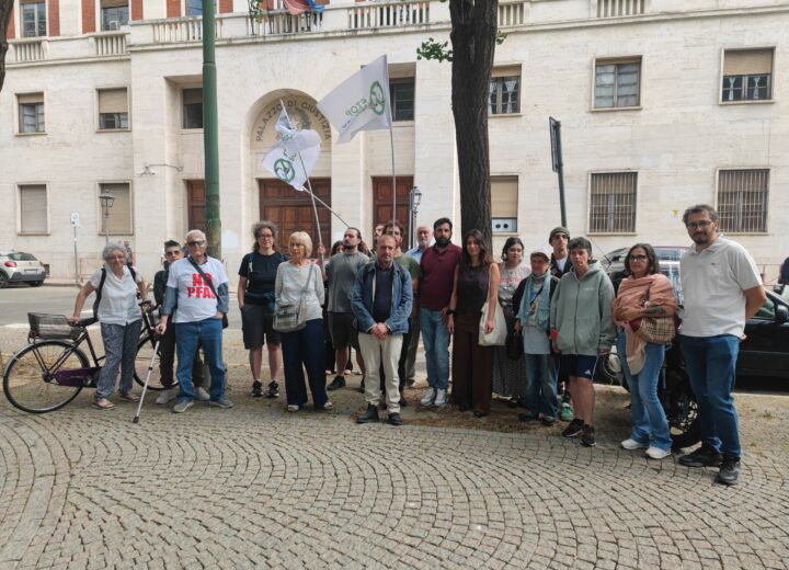 Pfas, davanti al Tribunale presidio dei cittadini di Spinetta: “Regione non accetti accordi economici con Syensqo”