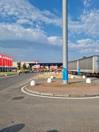 Lunghe code di camion e lavoratori davanti ai cancelli. Scattato lo sciopero all’Interporto di Rivalta Scrivia