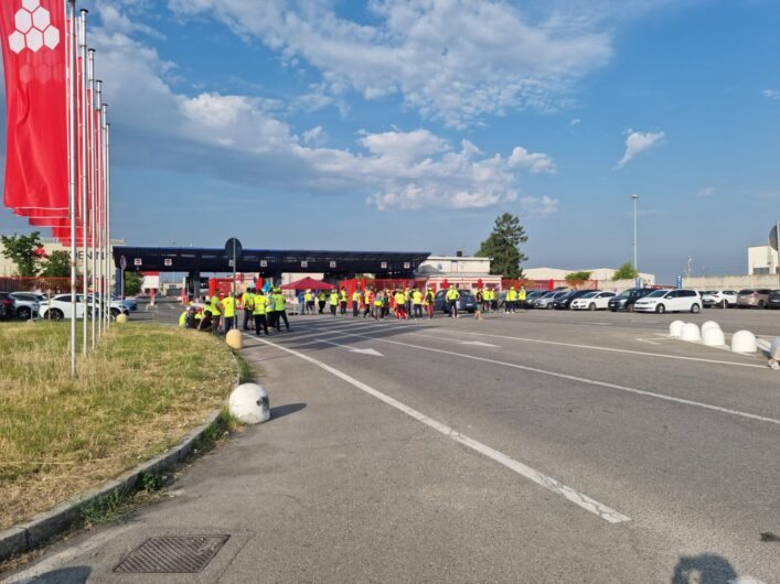 Lunghe code di camion e lavoratori davanti ai cancelli. Scattato lo sciopero all’Interporto di Rivalta Scrivia
