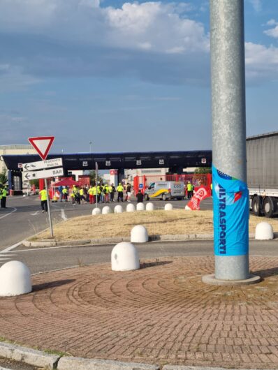 Lunghe code di camion e lavoratori davanti ai cancelli. Scattato lo sciopero all’Interporto di Rivalta Scrivia
