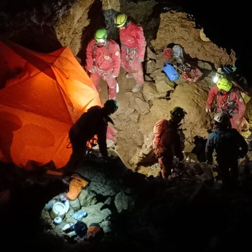 Tratto in salvo speleologo bloccato in una grotta nel Cuneese