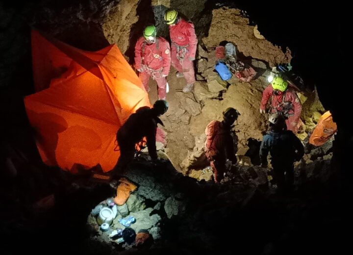 Tratto in salvo speleologo bloccato in una grotta nel Cuneese