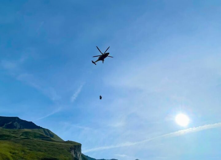I soccorsi non riescono a raggiungerlo di notte: recuperato al mattino con il verricello nel Vallone del Frejus