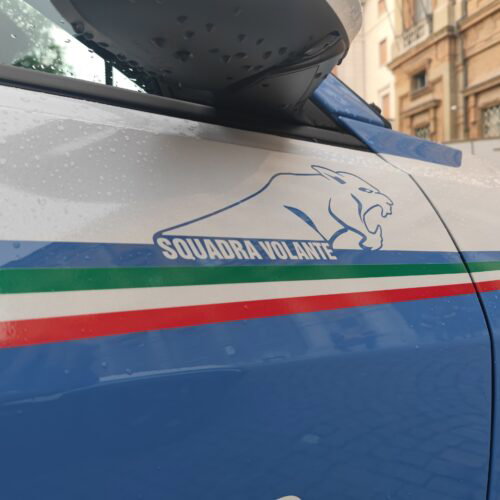 Ubriaco scaglia una sedia contro la vetrata di un locale a Vigevano: denunciato