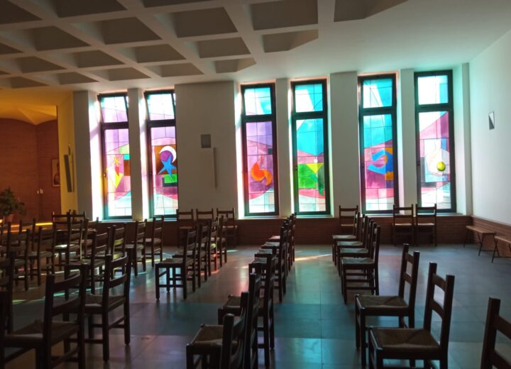 Restaurate le vetrate artistiche alla parrocchia Santi Apostoli di Alessandria: domenica l’inaugurazione