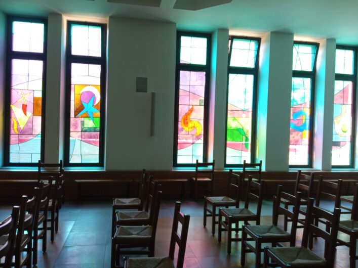 Restaurate le vetrate artistiche alla parrocchia Santi Apostoli di Alessandria: domenica l’inaugurazione