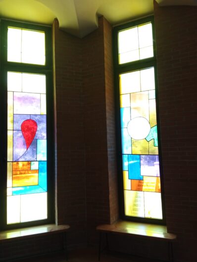 Restaurate le vetrate artistiche alla parrocchia Santi Apostoli di Alessandria: domenica l’inaugurazione