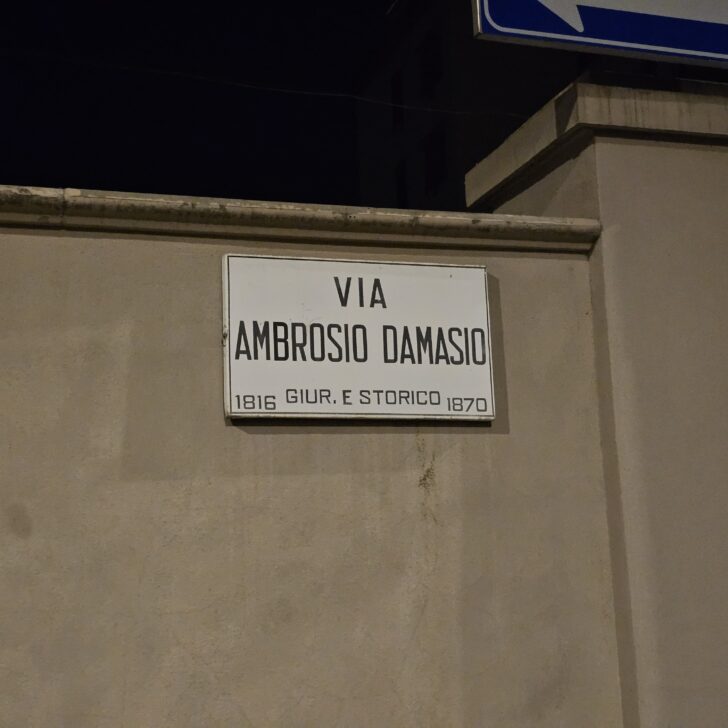 Altro refuso nella targa di una via di Alessandria: Ambrogio Damasio diventa “Ambrosio”