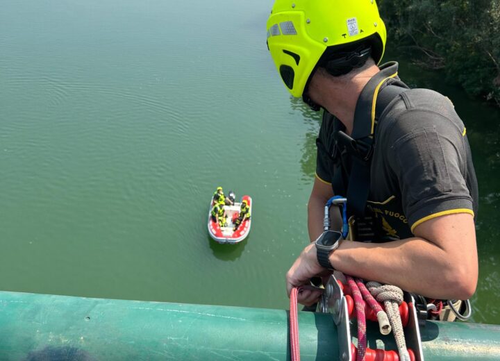 Esercitazione Protezione Civile a Casale: al lavoro i Vigili del Fuoco per simulare un salvataggio nel fiume