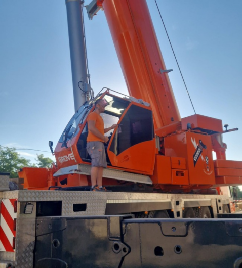 Trattore con carico di liquami si ribalta sulla circonvallazione di Mede e finisce in un campo. Al via le operazioni di recupero
