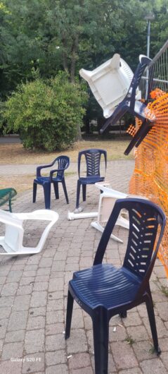 Atto vandalico ai giardini di viale Oliva: sedie scaraventate contro l’area del monumento ai Caduti