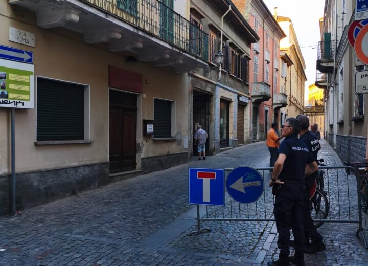 Cade tegola a Valenza: via transennata