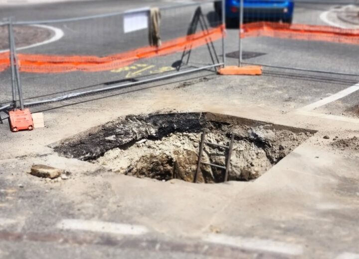 Valenza: rottura tubo alla rotonda tra viale Repubblica e viale Manzoni