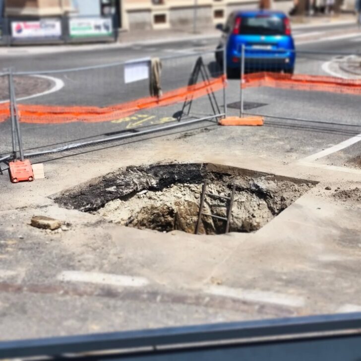 Valenza: rottura tubo alla rotonda tra viale Repubblica e viale Manzoni