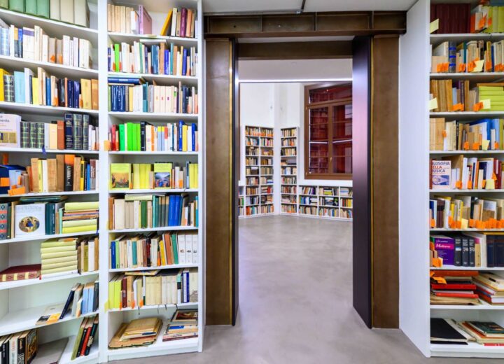 Far finta di essere Eco girando nella sua biblioteca appena aperta a Bologna