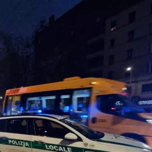Ruba la bici elettrica di un rider e viene travolto da un’auto: è in gravissime condizioni