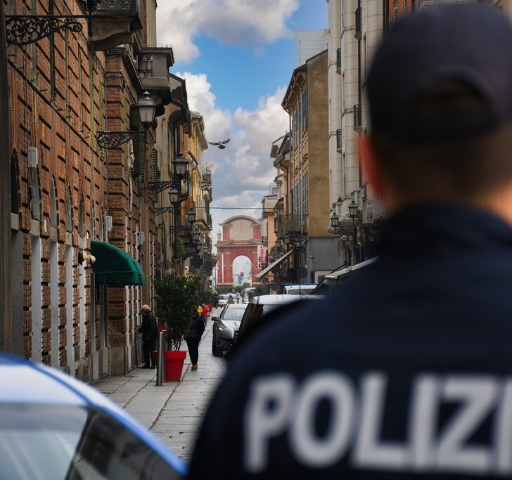 Gamba e busto ormai nel vuoto al quarto piano: poliziotti evitano il suicidio di una donna