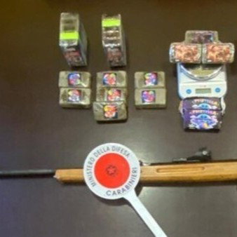 Oleggio: arrestato con 4 chili di hashish “firmati” Pablo Escobar