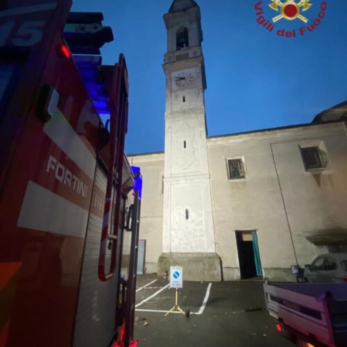 Fulmine colpisce il campanile della chiesa a Garbana: evacuate le abitazioni vicine