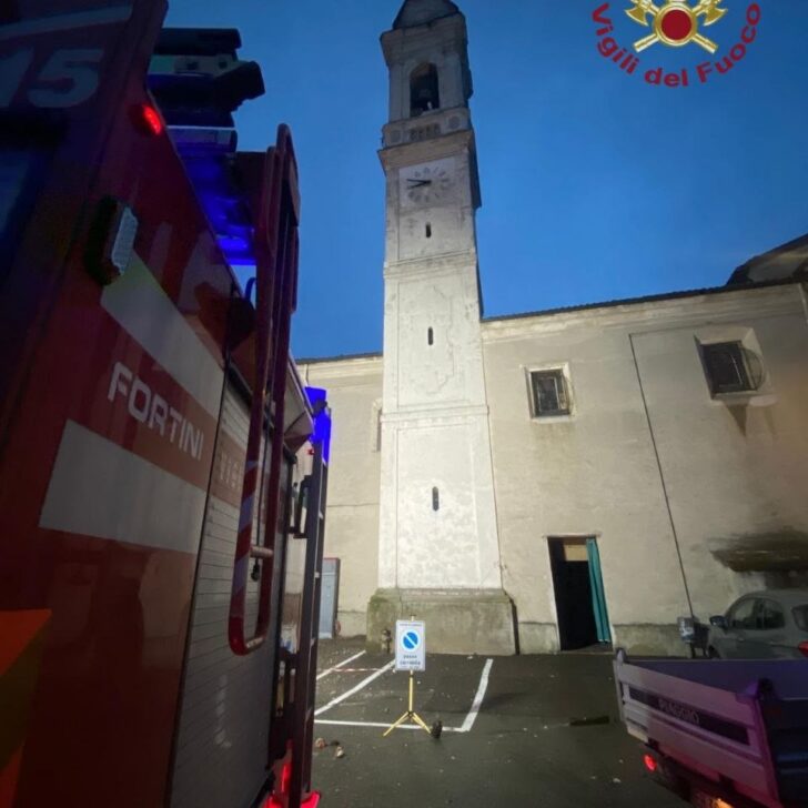 Fulmine colpisce il campanile della chiesa a Garbana: evacuate le abitazioni vicine