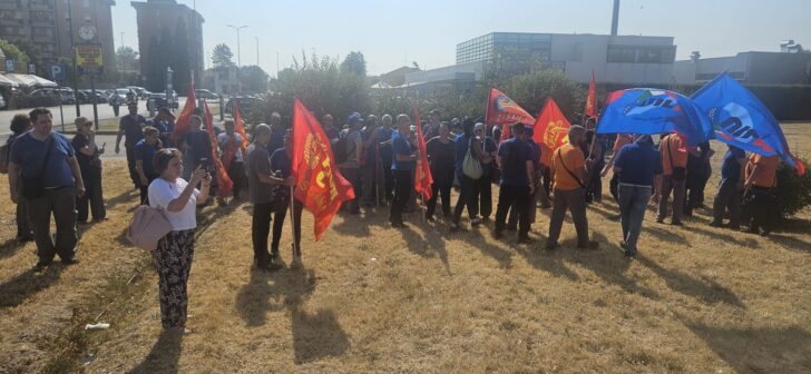 Sciopero e presidio davanti alla EPTA di Casale: Fiom, Uilm e dipendenti contro il licenziamento di un lavoratore