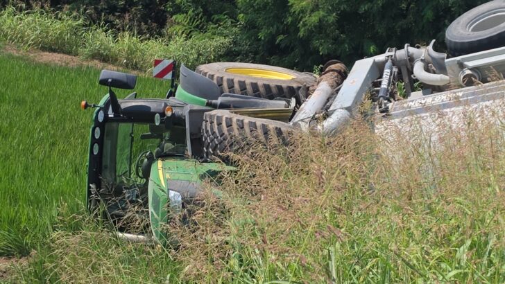 Trattore con carico di liquami si ribalta sulla circonvallazione di Mede e finisce in un campo. Al via le operazioni di recupero