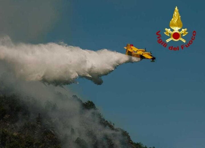 Incendi boschivi in Piemonte, resta alta l’emergenza: sei Canadair e decine di squadre al lavoro