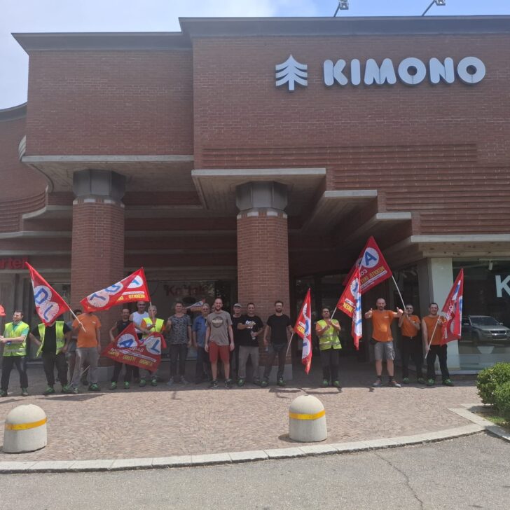 Sciopero davanti a Kimono: lavoratori della ditta ex appaltatrice del magazzino protestano per il Tfr non versato