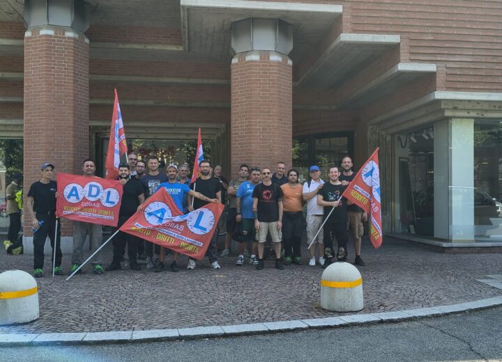 Finito lo sciopero davanti a Kimono: la società Progresso salda il Tfr ai suoi ex dipendenti del magazzino