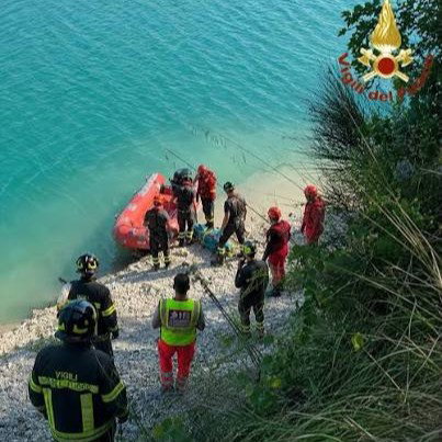  Viverone: si tuffa dal pedalò e non riemerge, muore un uomo di 32 anni
