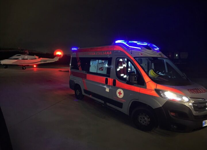 Schianto nella notte nel vercellese, muore centauro 43enne