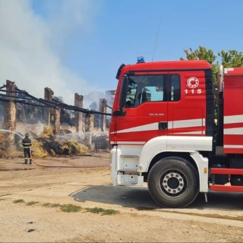 Incendio in un’azienda agricola a Castel San Giovanni: in fiamme due capannoni di rotoballe