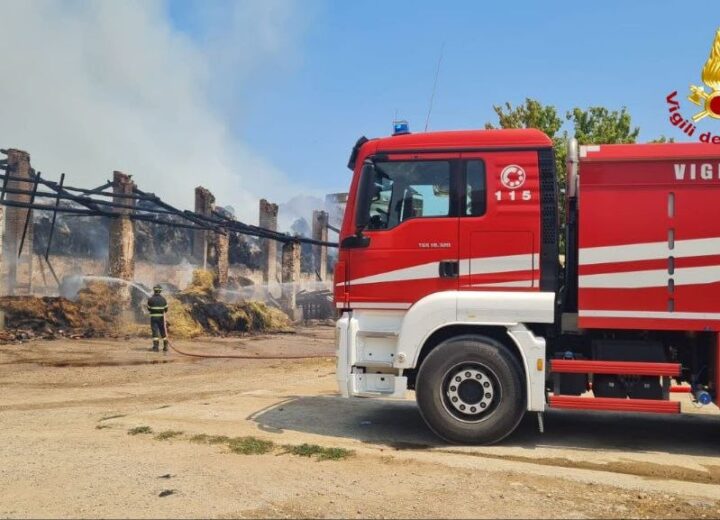 Incendio in un’azienda agricola a Castel San Giovanni: in fiamme due capannoni di rotoballe