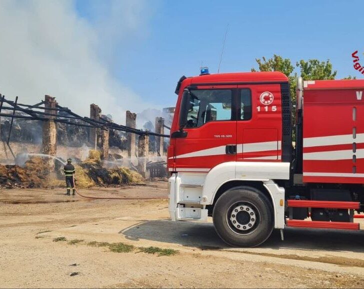 Incendio in un’azienda agricola a Castel San Giovanni: in fiamme due capannoni di rotoballe