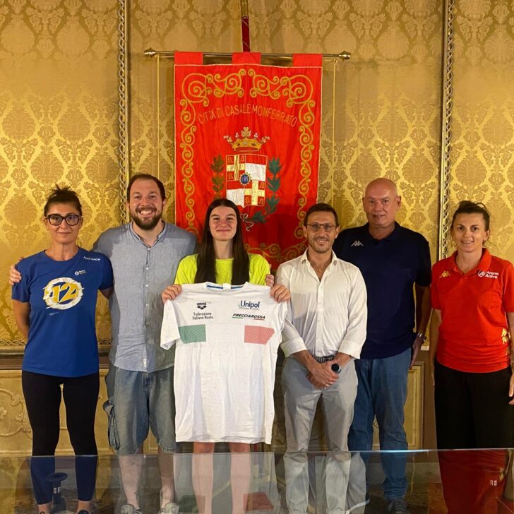 La giovane campionessa di nuoto monferrina Zoe Johnson ricevuta in Comune a Casale