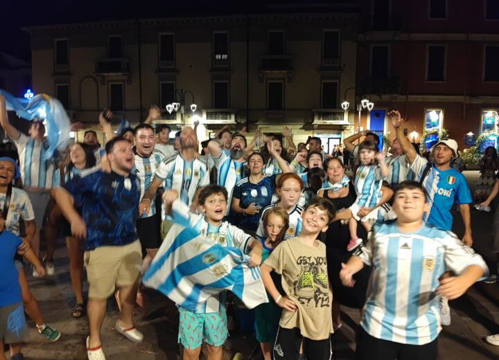 Argentina in finale ai Mondiali: ad Alessandria la festa albiceleste in piazza Santo Stefano