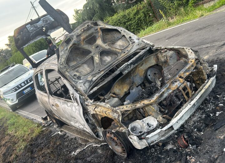 Auto in fiamme a Castellar Guidobono: l’intervento dei Vigili del Fuoco