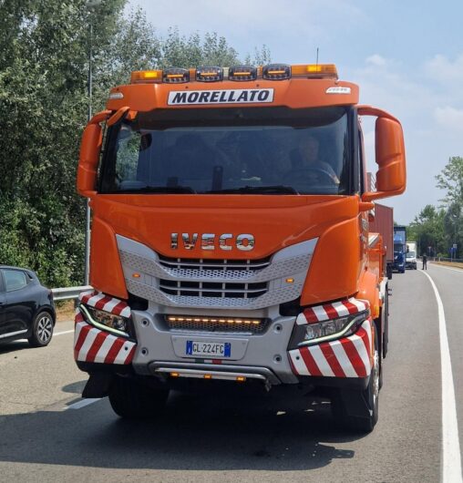 Trattore con carico di liquami si ribalta sulla circonvallazione di Mede e finisce in un campo. Al via le operazioni di recupero